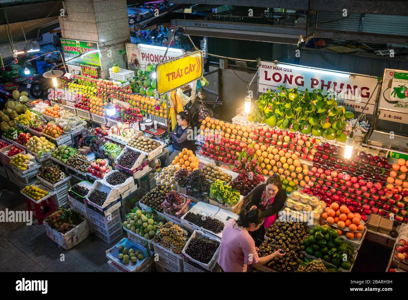 DA LAT / VIETNAM, 2 SEPTEMBER 2018 Fruits and vegetables on a market