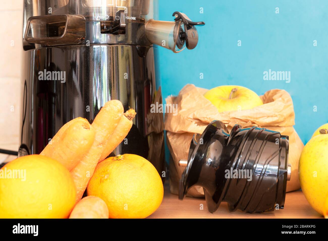 centrifugal juicer juicing carrots apples oranges