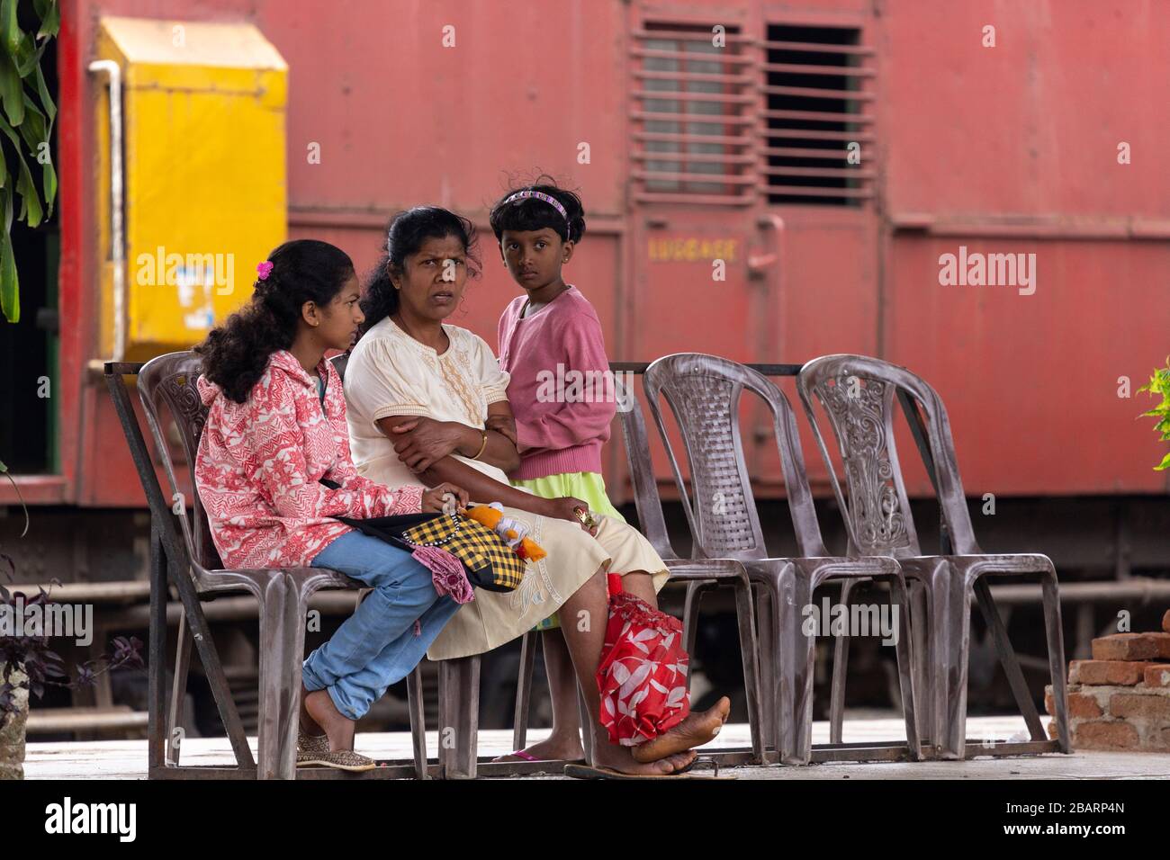 Sri lanka family portrait hi-res stock photography and images - Alamy