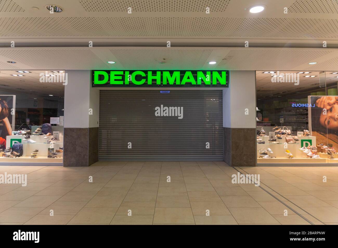 bue værksted hoppe Southend-on-Sea, UK. 29th Mar, 2020. A closed Deichmann shop in  Southend-on-Sea. The German shoe store chain has said it will be suspending  rent and service charges on its stores in Germany for