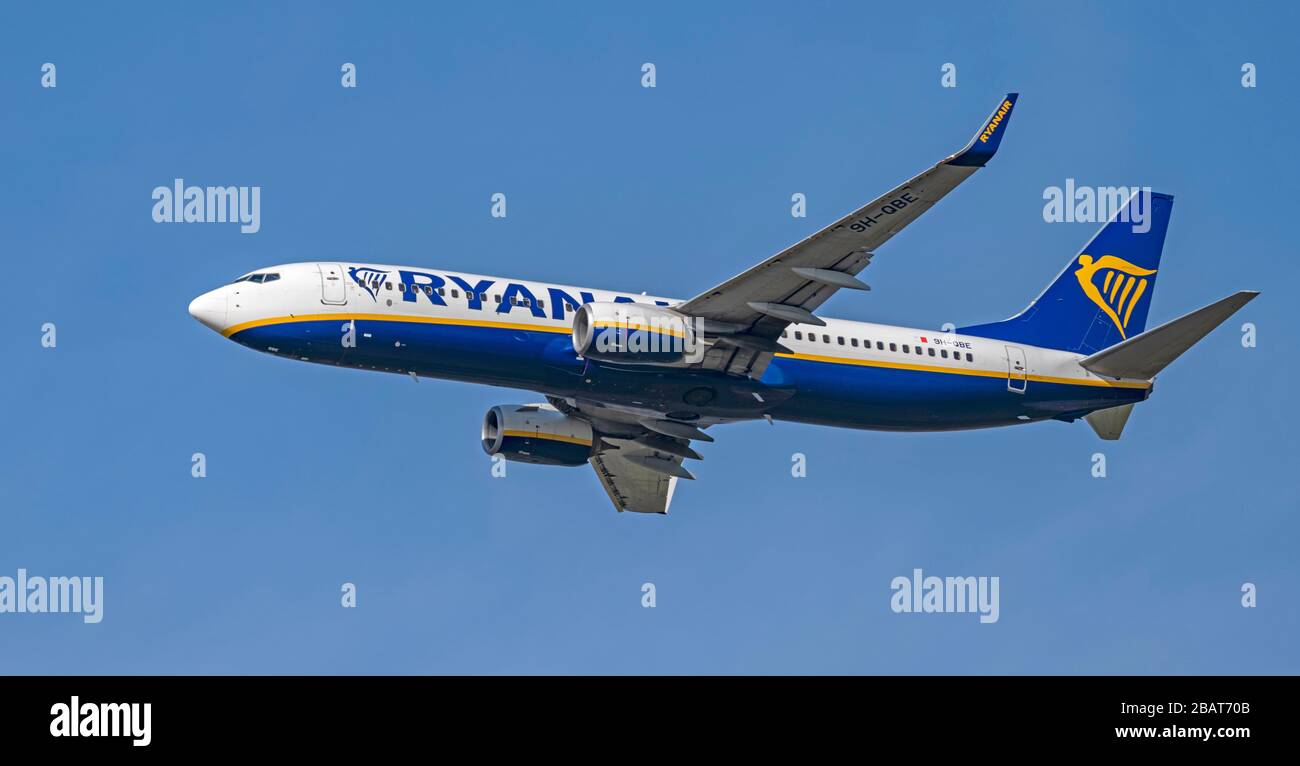 Ryanair 737-8AS, 9H-QBE, departing from  Manchester Airport Stock Photo