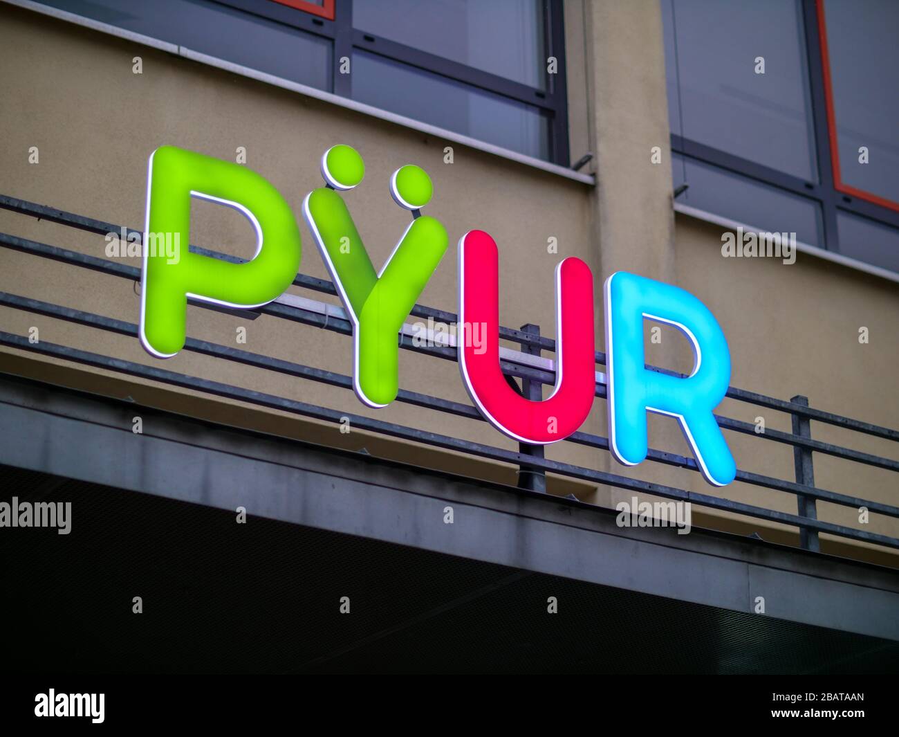 PŸUR PYUR Logo an Filiale Geschäft Internet TV und Festnetz Stock Photo