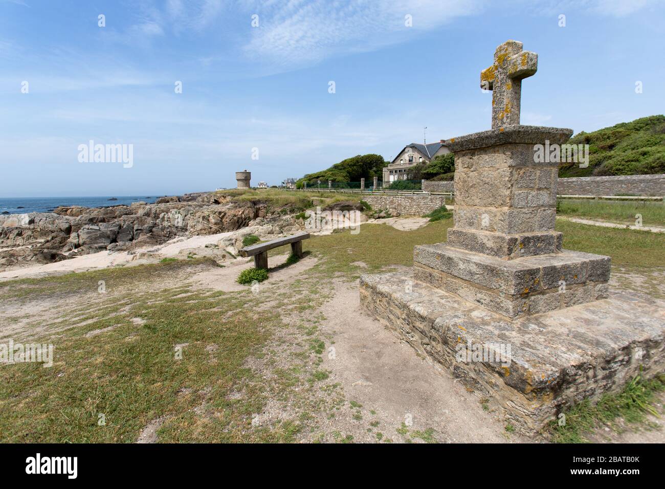 Le Croisic, France. Picturesque view of Le Croisic’s southern coastline, with the La Croix à ma fille (Cross to my daughter) in the foreground. Stock Photo