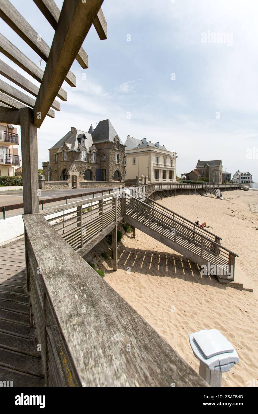 Le Croisic, France. Picturesque view of the boardwalk and arbour at Le Croisic’s Plage du port Lin. Stock Photo