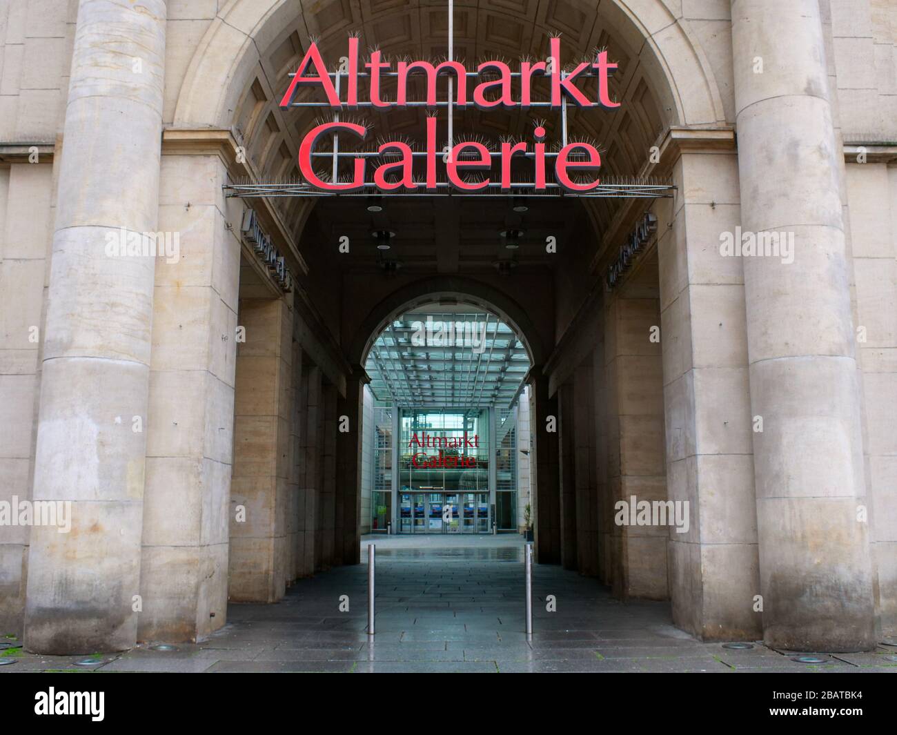 Altmarkt-Galerie in Dresden während Coronavirus Lockdown 2020 COVID-19 Ausgangssperre Regenwetter Regen Stock Photo