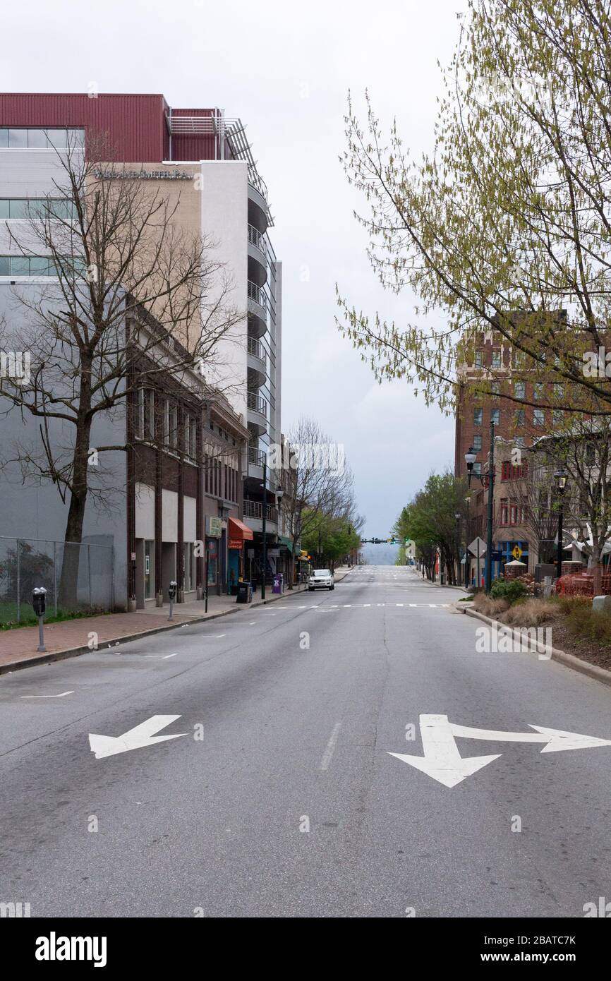 Asheville, USA. 29th Mar 2020. A normally busy road is empty during the coronavirus stay-at-home order in Asheville, NC, USA. Credit: Gloria Good/Alamy Live News Stock Photo