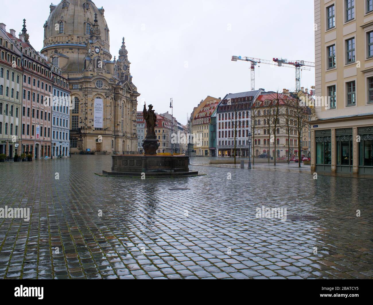 Dresden Neumarkt während Coronavirus Lockdown und Regenwetter Gastronomie Restaurants COVID-19 Ausgangssperre Stock Photo