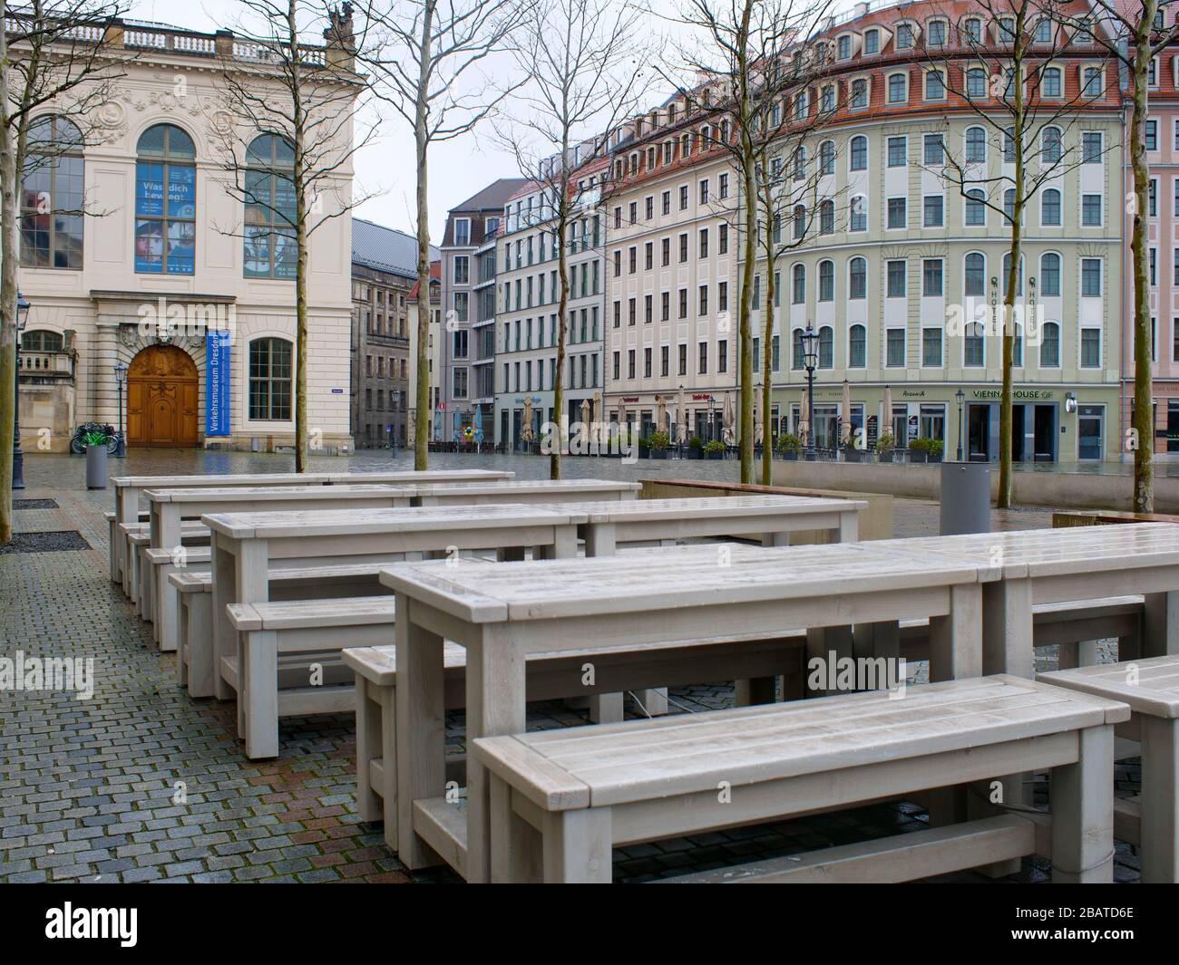 Dresden Neumarkt während Coronavirus Lockdown und Regenwetter Gastronomie Restaurants COVID-19 Ausgangssperre Stock Photo