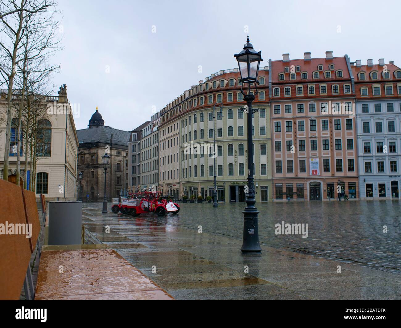 Dresden Neumarkt während Coronavirus Lockdown und Regenwetter Gastronomie Restaurants COVID-19 Ausgangssperre Stock Photo