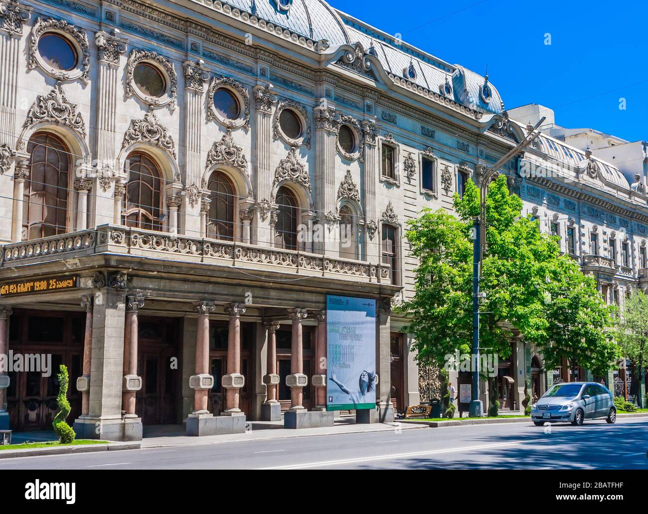 Проспект руставели тбилиси. Драматический театр тбилиси. Грузия проспект руставели театр. Кинотеатр руставели в тбилиси. Тифлис театр руставели.