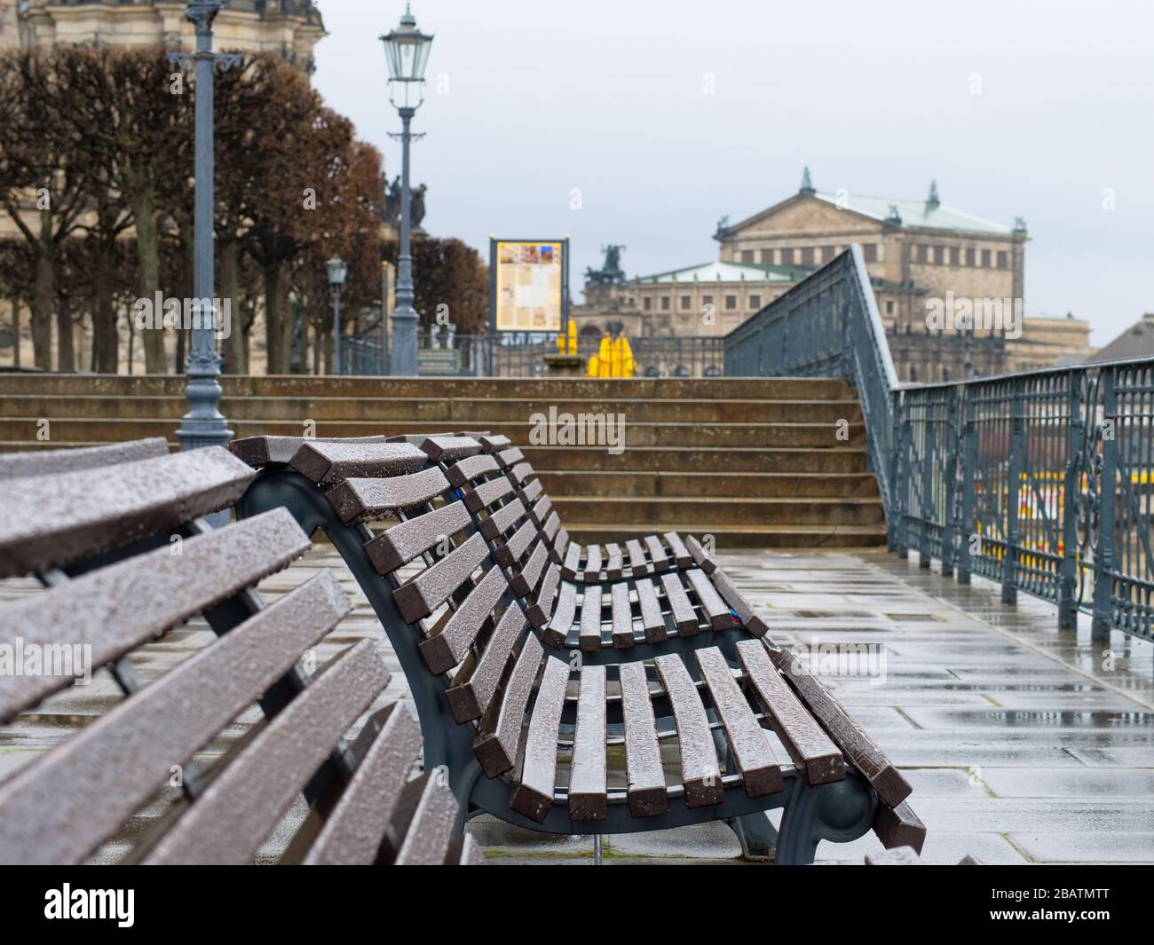 Leere Parkbänke auf der Brühlschen Terrasse in Dresden während Coronavirus Lockdown und Regen historische Altstadt Regenwetter Brühl-Terrasse Stock Photo