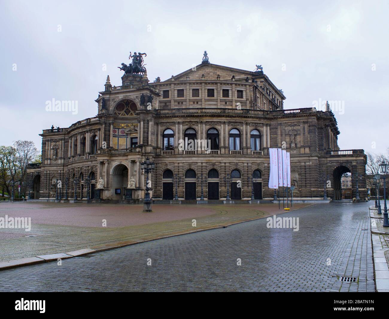 Semperoper Dresden während Coronavirus Lockdown im Regenwetter Opernhaus Oper Stock Photo