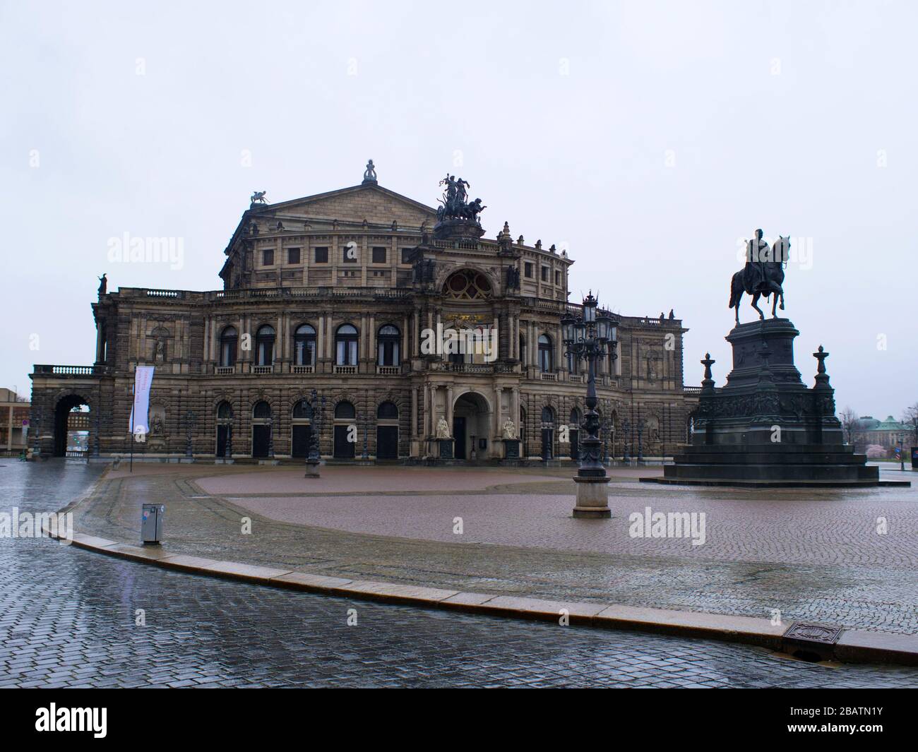 Semperoper Dresden während Coronavirus Lockdown im Regenwetter Opernhaus Oper Stock Photo
