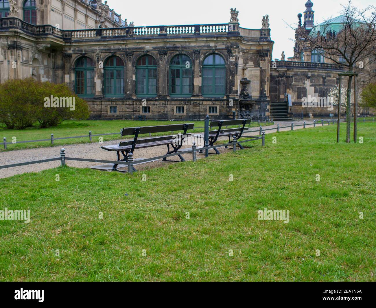 Leere Parkbänke während Coronavirus am Dresden Zwinger Teich Zwingerteich COVID-19 Lockdown 2020 Stock Photo