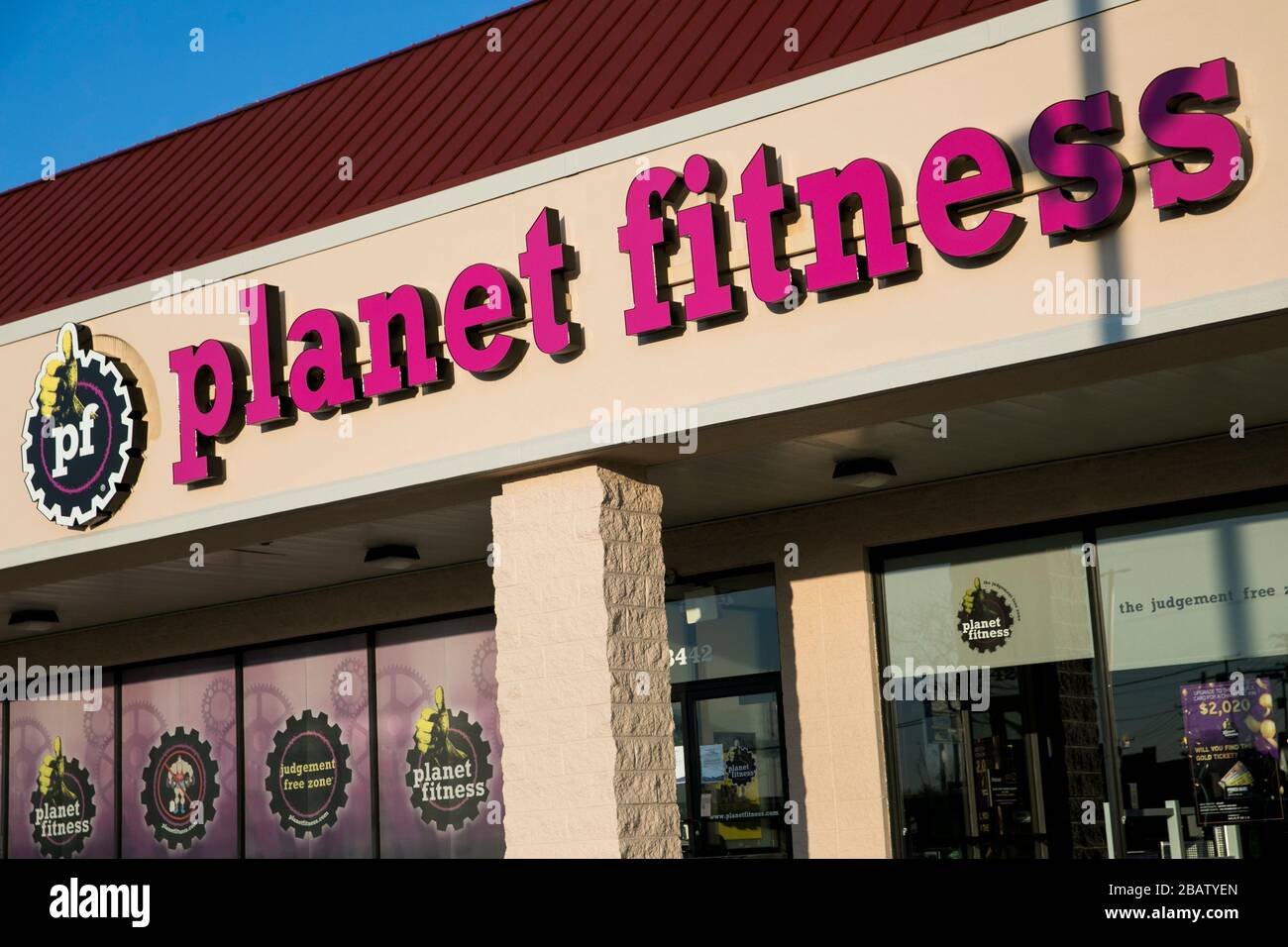 Planet fitness logo hi-res stock photography and images - Alamy