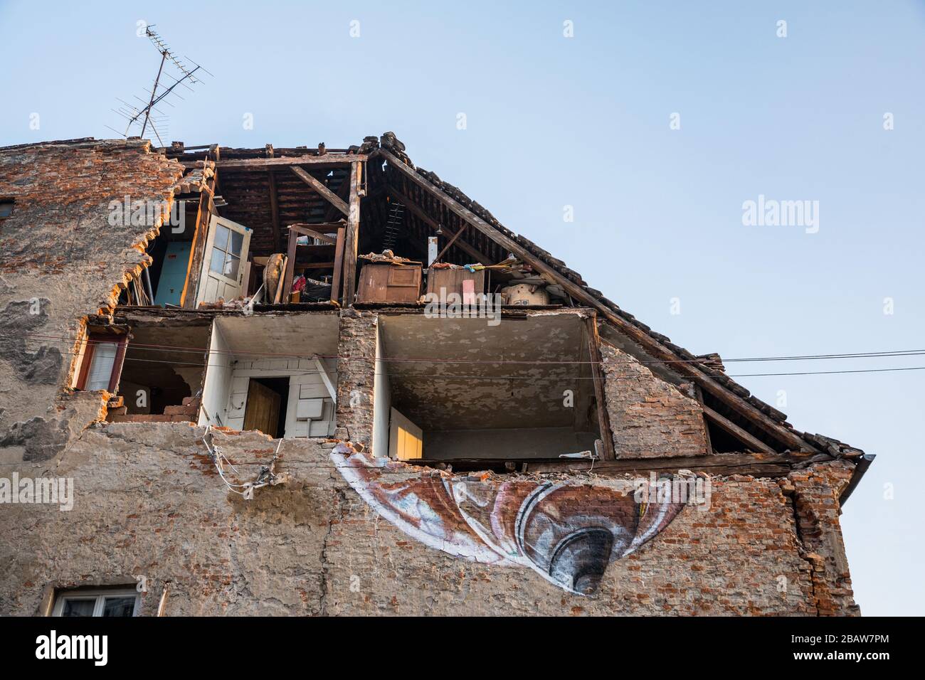 Earthquake damage building crack hi-res stock photography and images ...