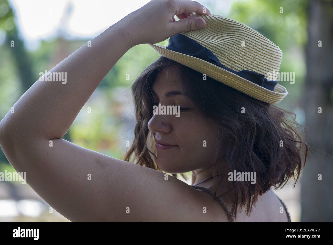 Portrait of a woman wearing a straw hat Stock Photo - Alamy