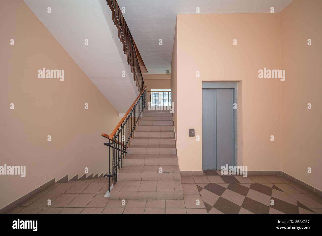 Elevator metallic doors hi-res stock photography and images - Alamy