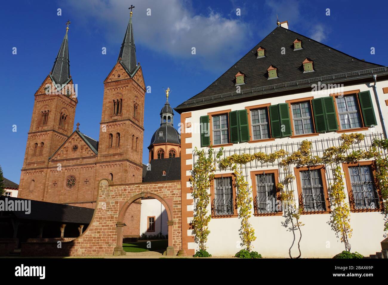 ehemalige BenediktinerAbtei und EinhardsBasilika Sankt Marcellinus