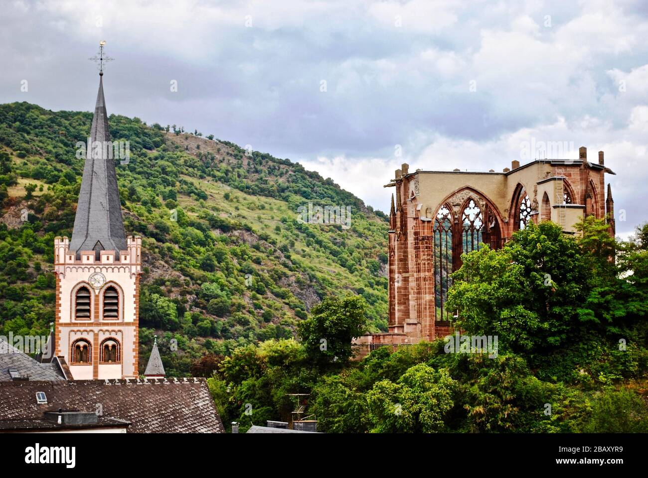 St Peters Church and ruin of the gothic Wernerkapelle along the Rhein (Rhine) River in Bacharach, Rhineland-Palatinate, Germany. Stock Photo