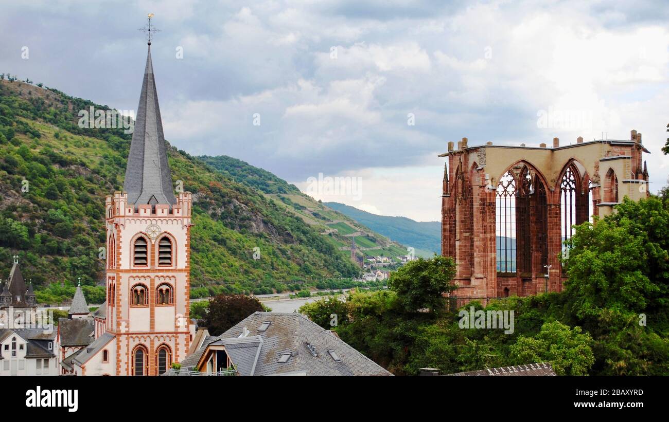 St Peters Church and ruin of the gothic Wernerkapelle along the Rhein (Rhine) River in Bacharach, Rhineland-Palatinate, Germany. Stock Photo