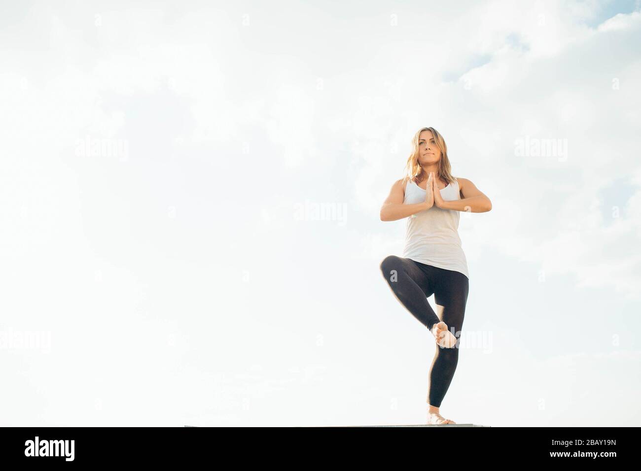 Standing knee to chest hires stock photography and images Alamy