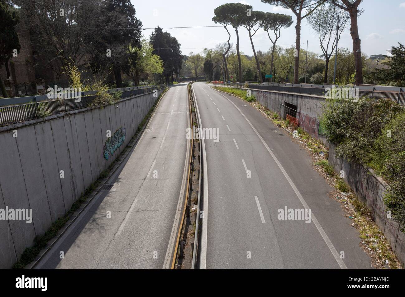 Rome, Italy, 29, Mar, 2020. Zero traffic on the usually congested Muro Torto Road. Italy has been in total lockdown for nearly three weeks due to the Coronavirus Covid-19 pandemic. Credit: Stephen Bisgrove/Alamy Live News Stock Photo