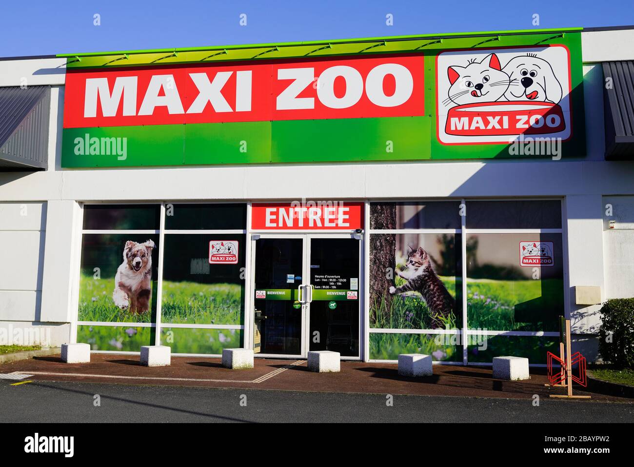 Bordeaux , Aquitaine / France - 03 15 2020 : maxi zoo sign logo shop Home Improvement Store Garden Center Stock Photo