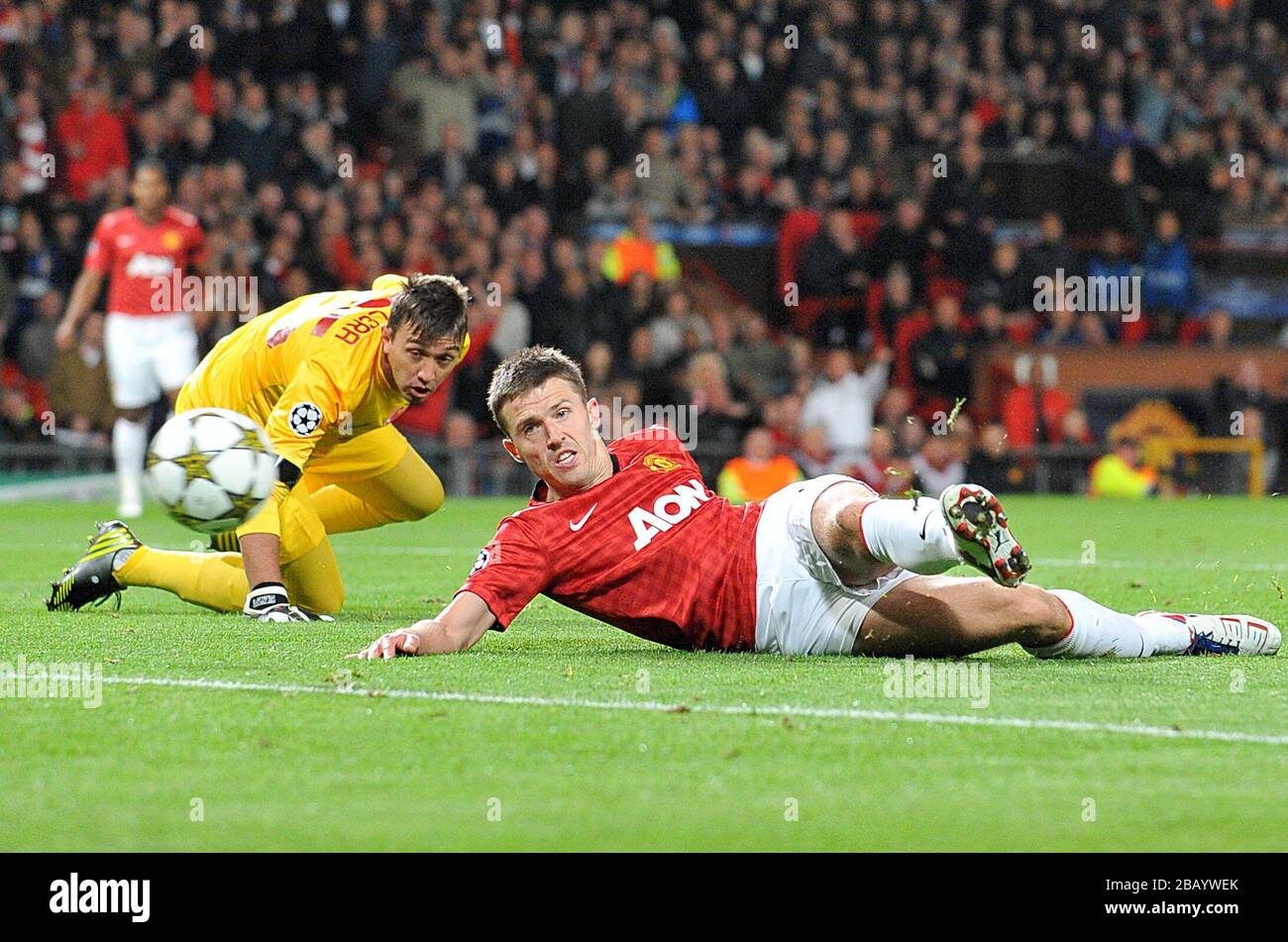 Manchester United's Michael Carrick goes round Galatasary goalkeeper Nestor Fernando Muslera and scores their first goal of the game Stock Photo