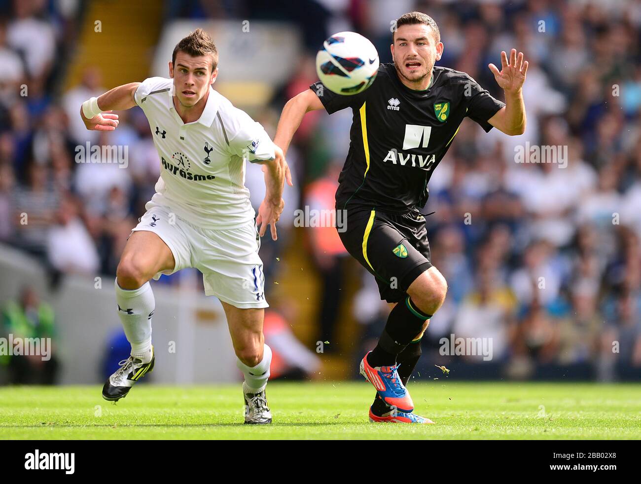 Tottenham Hotspur's Gareth Bale (left) and Norwich City's Robert Snodgrass (right) battle for the ball Stock Photo