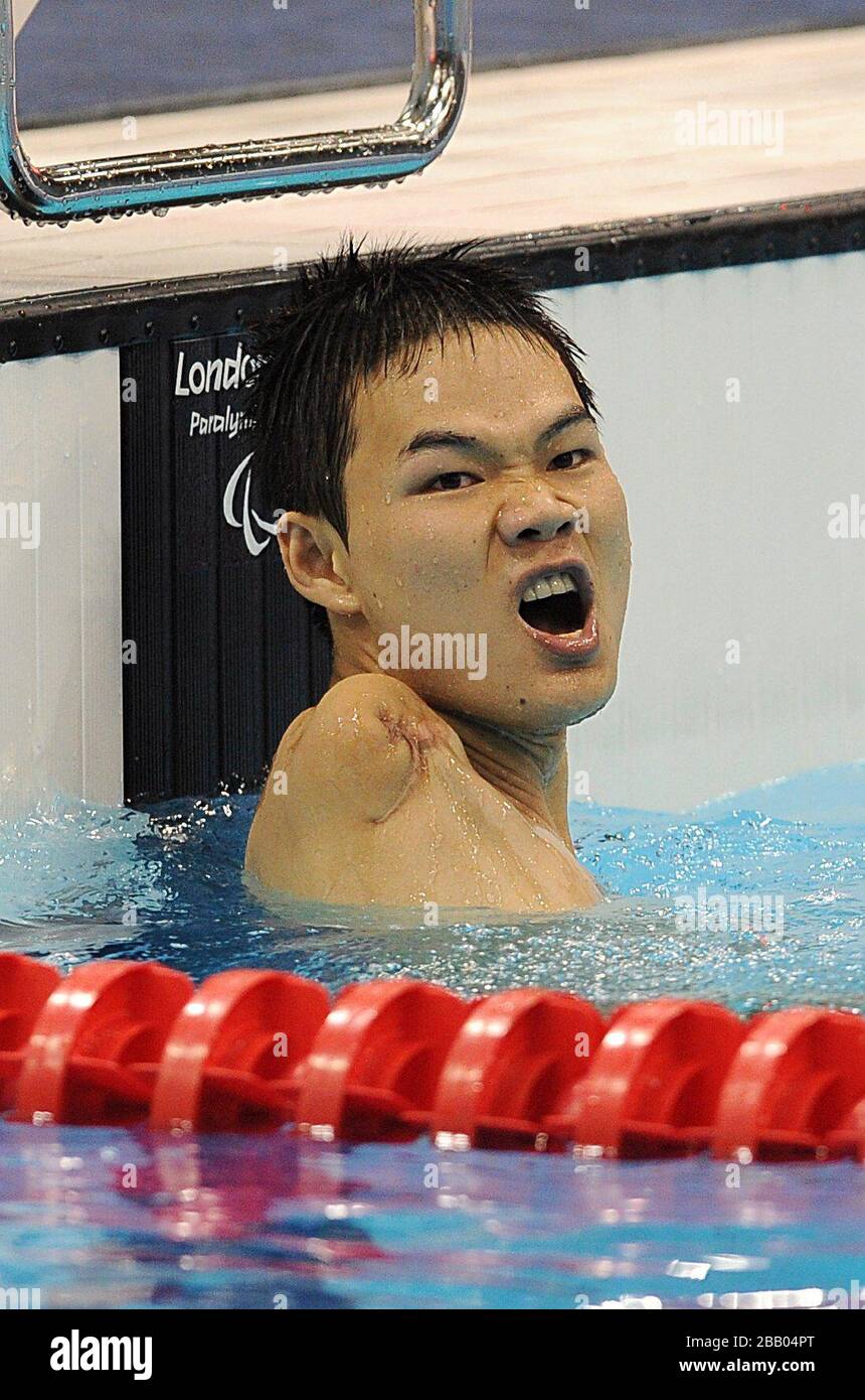 China S Zheng Tao Celebrates Winning The Men S 100m Backstroke S6 Final Stock Photo Alamy