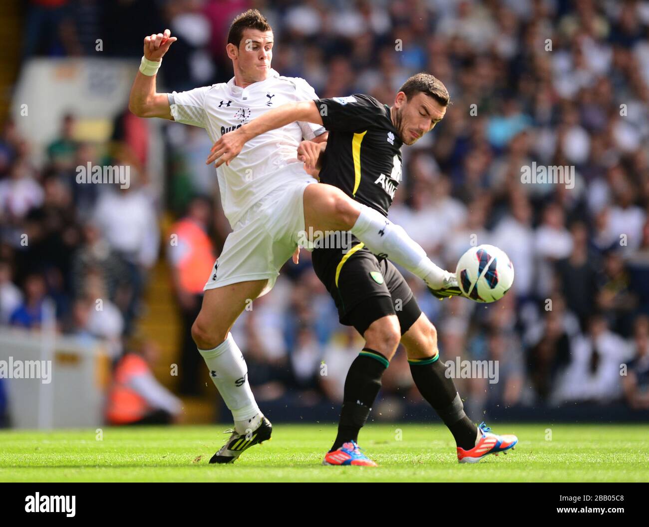Tottenham Hotspur's Gareth Bale (left) and Norwich City's Robert Snodgrass battle for the ball Stock Photo