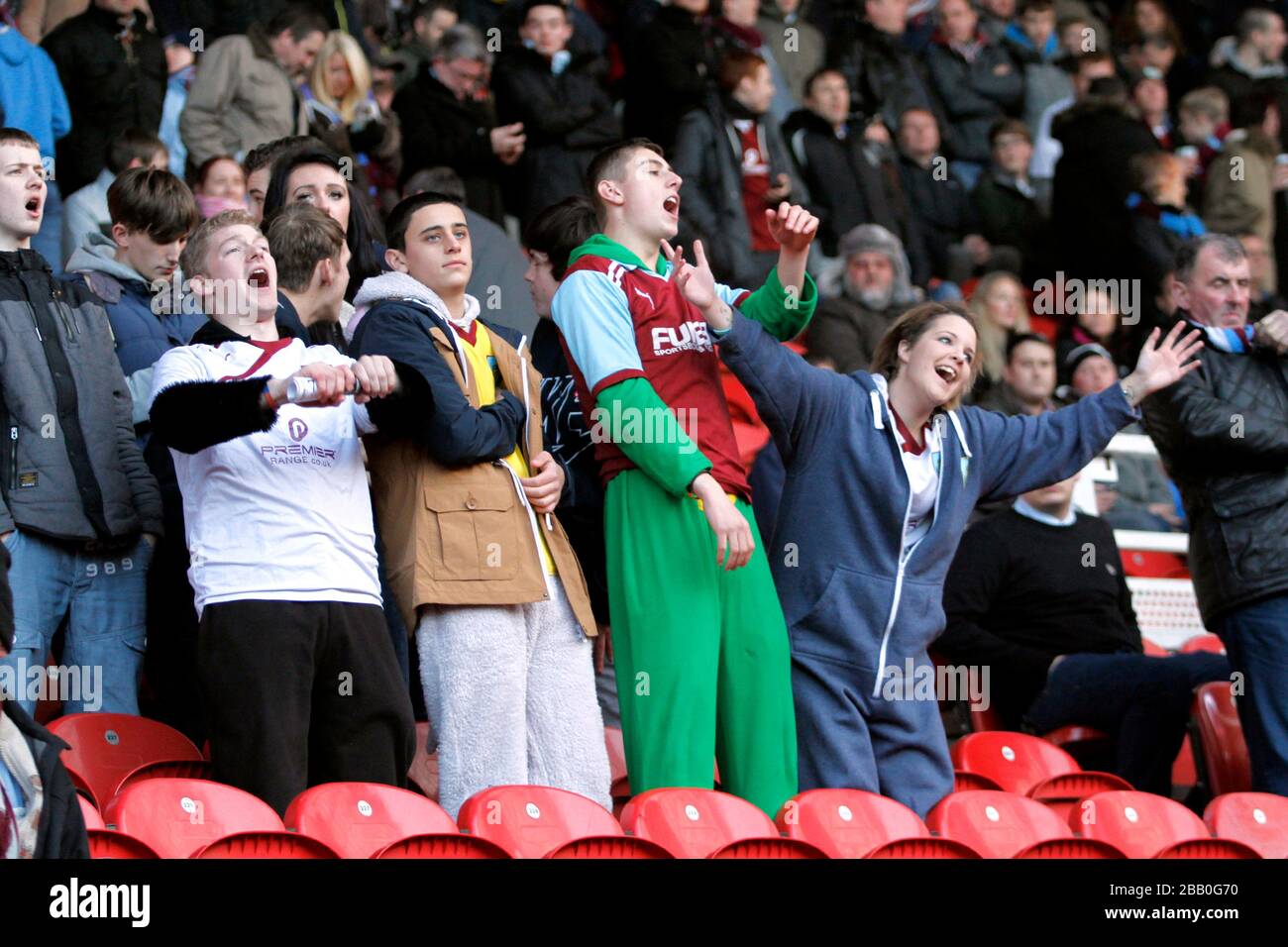 Boxing fans in stands hi-res stock photography and images - Alamy