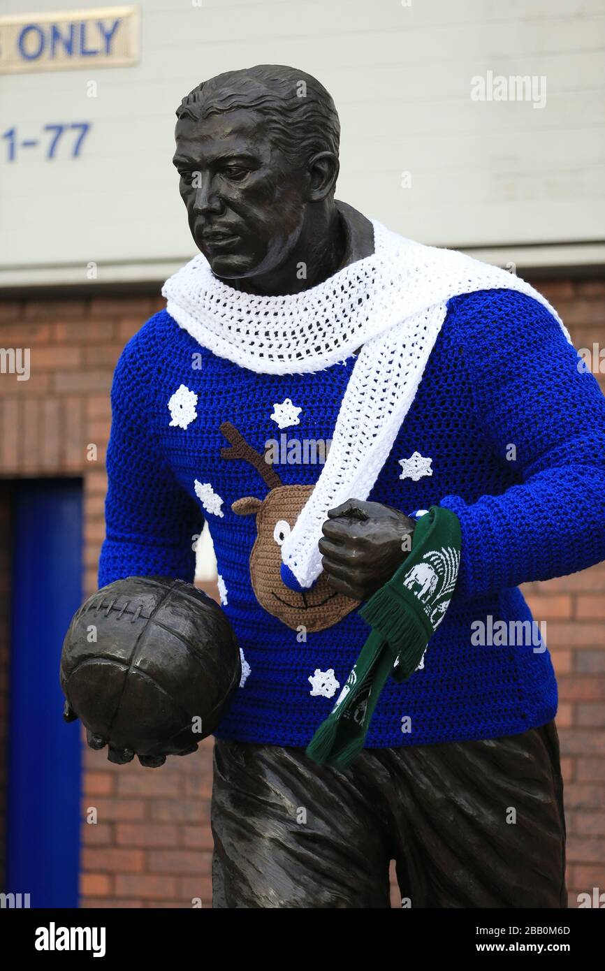 A statue of Everton legend Dixie Dean wearing a Christmas Jumper, outside  Goodison Park Stock Photo - Alamy