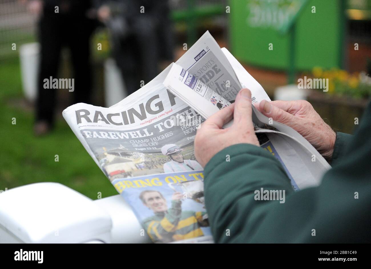 A Racegoer Reads The Racing Post Newspaper Stock Photo Alamy a-racegoer-reads-the-racing-post-newspaper-stock-photo-alamy