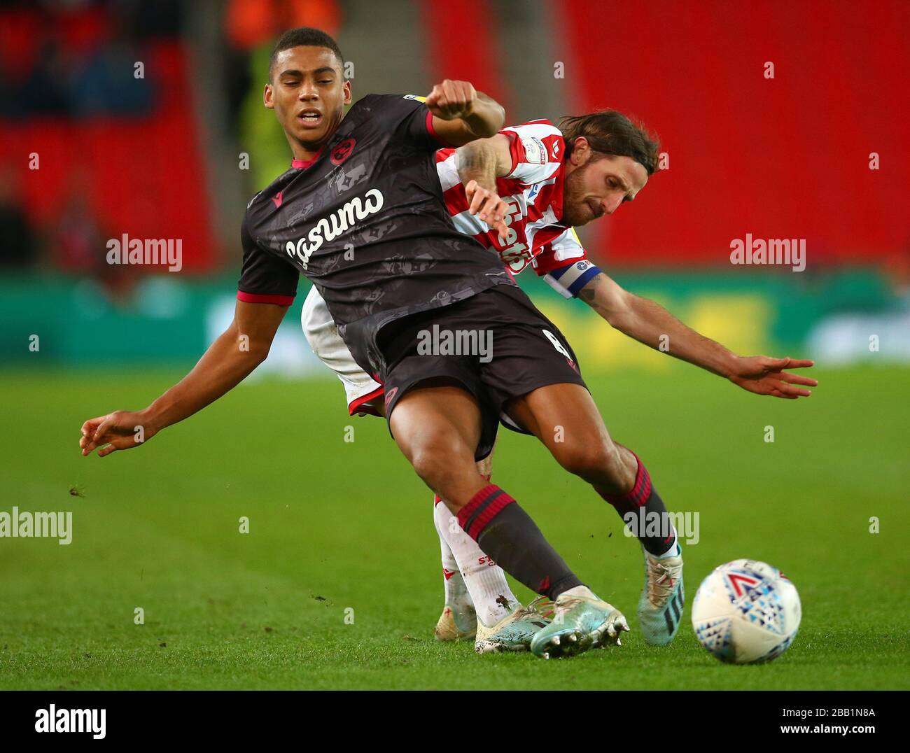 Stoke City's Joe Allen and Reading's Andy Rinomhota battle for the ball Stock Photo