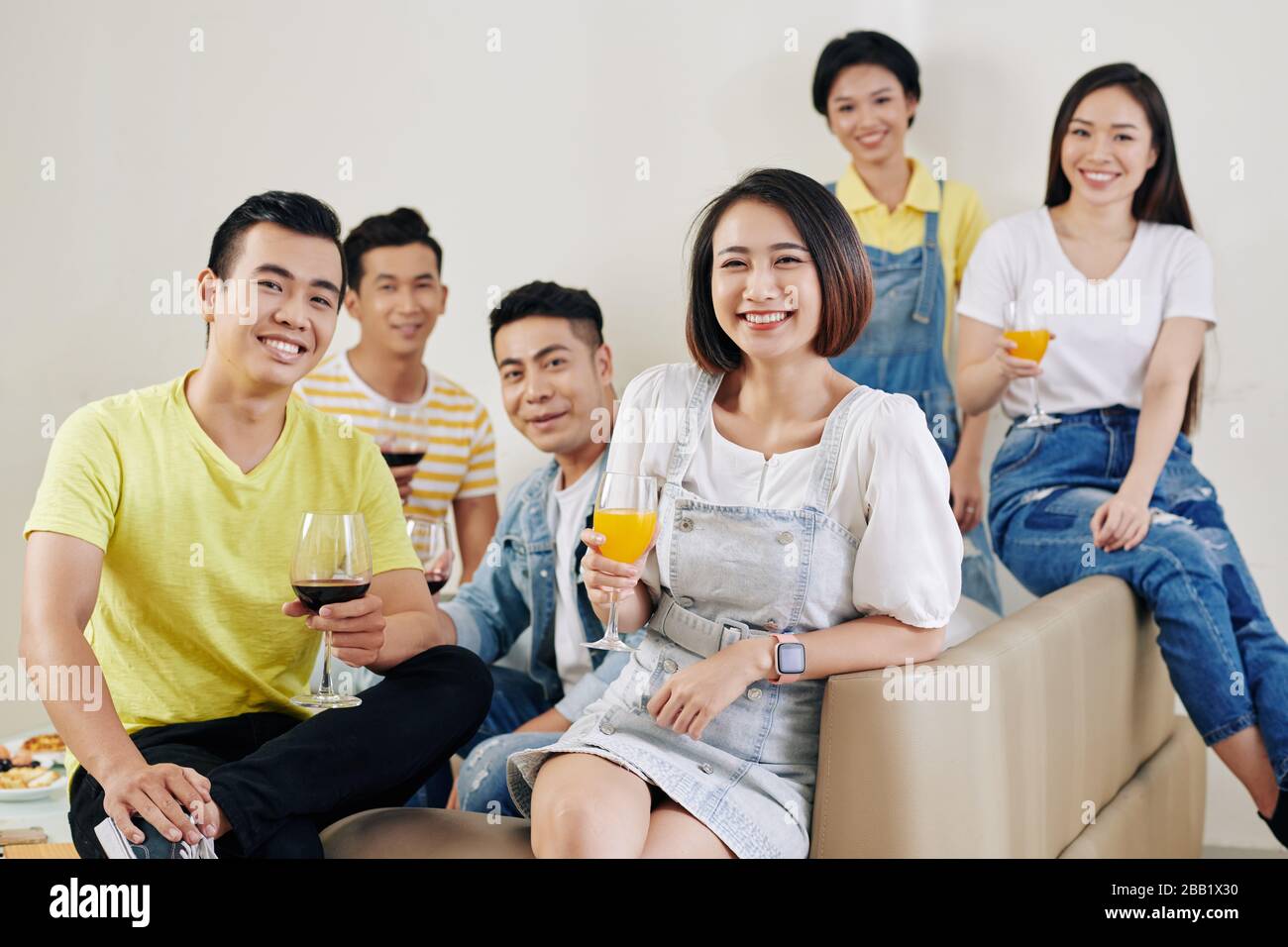 Group happy friends drinks hi-res stock photography and images - Alamy