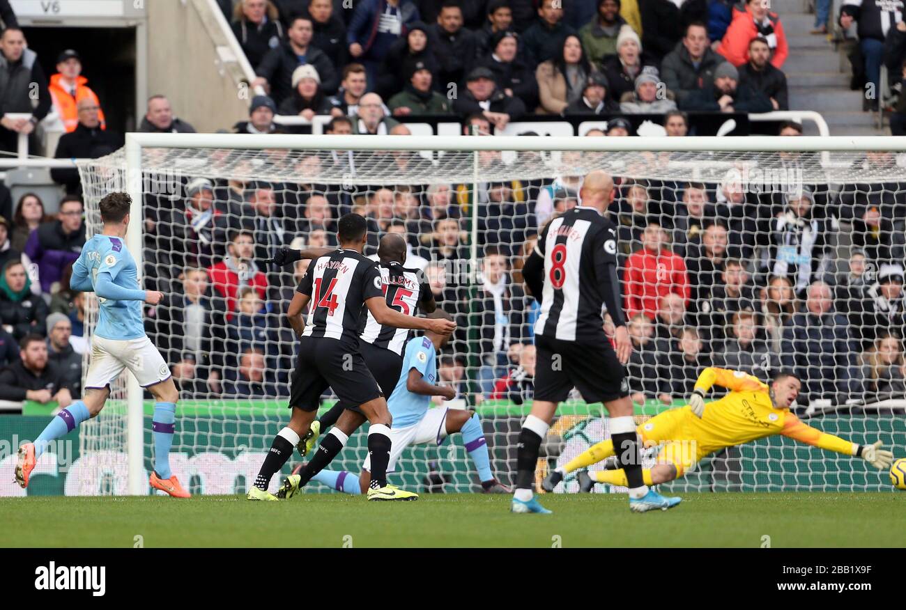 Newcastle United's Jetro Willems (third right) scores his side's first goal of the game Stock Photo