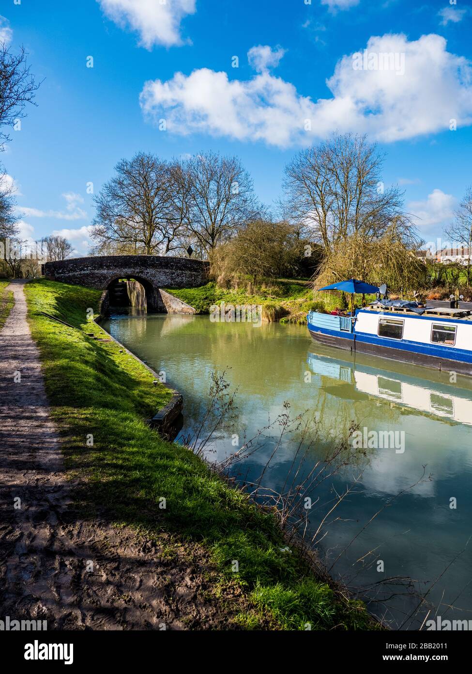 Kennet and Avon Canal, North Wessex Downs, Narrowboat, Great Bedwyn, Wiltshire, England, UK, GB. Stock Photo