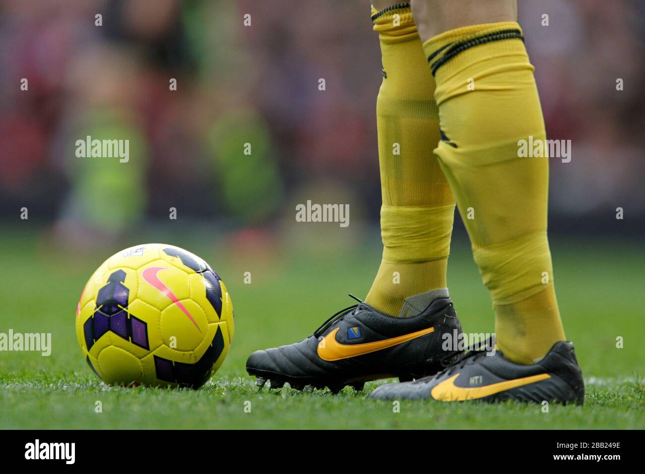 Close up detail of a players Nike football boots and a Barclays Premier  League Nike Incyte winter match ball Stock Photo - Alamy