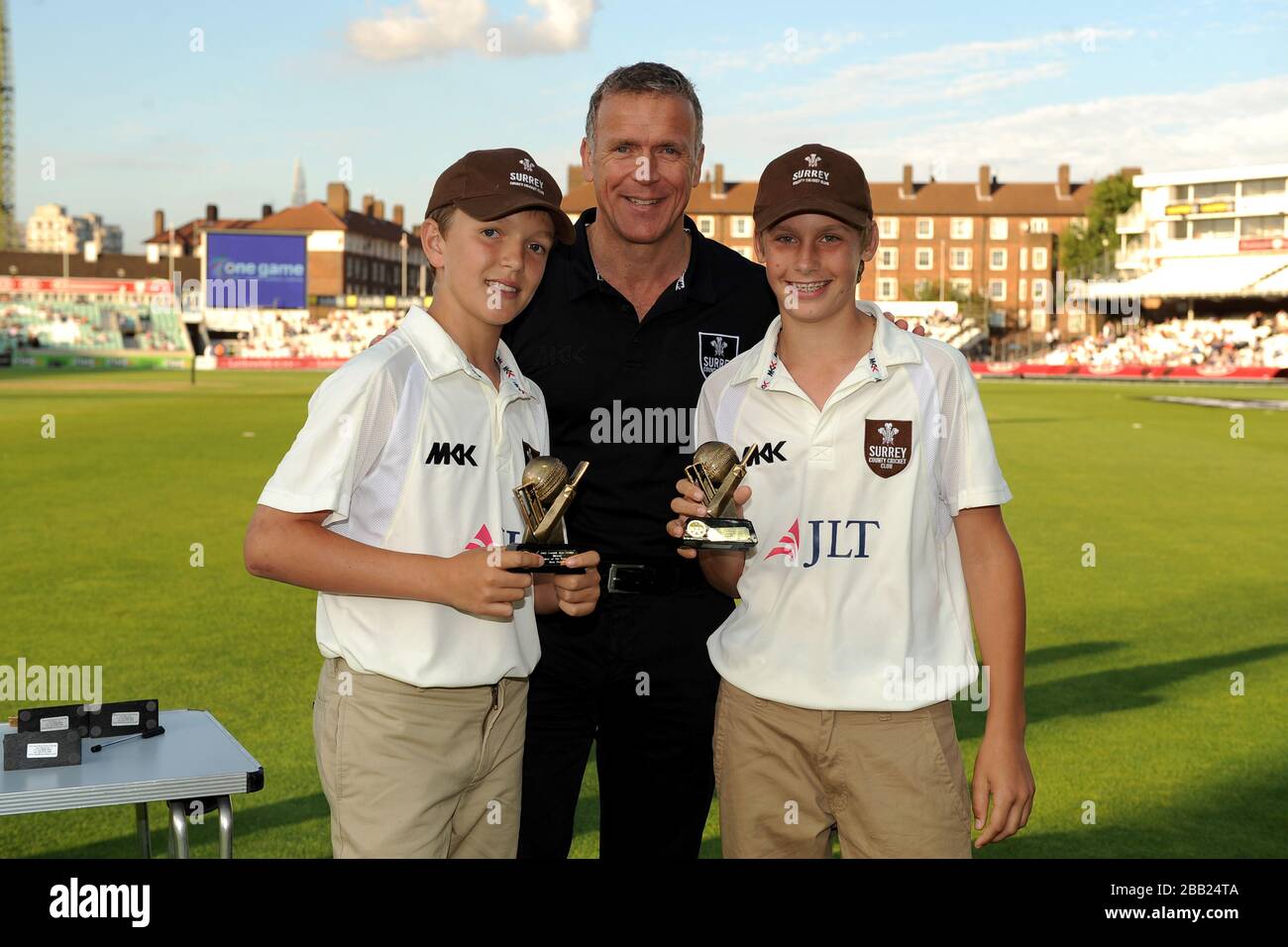 Alec Stewart presents the Under 13 County Age Group Player of the Year Award to Will Jacks and Ben Holder Stock Photo