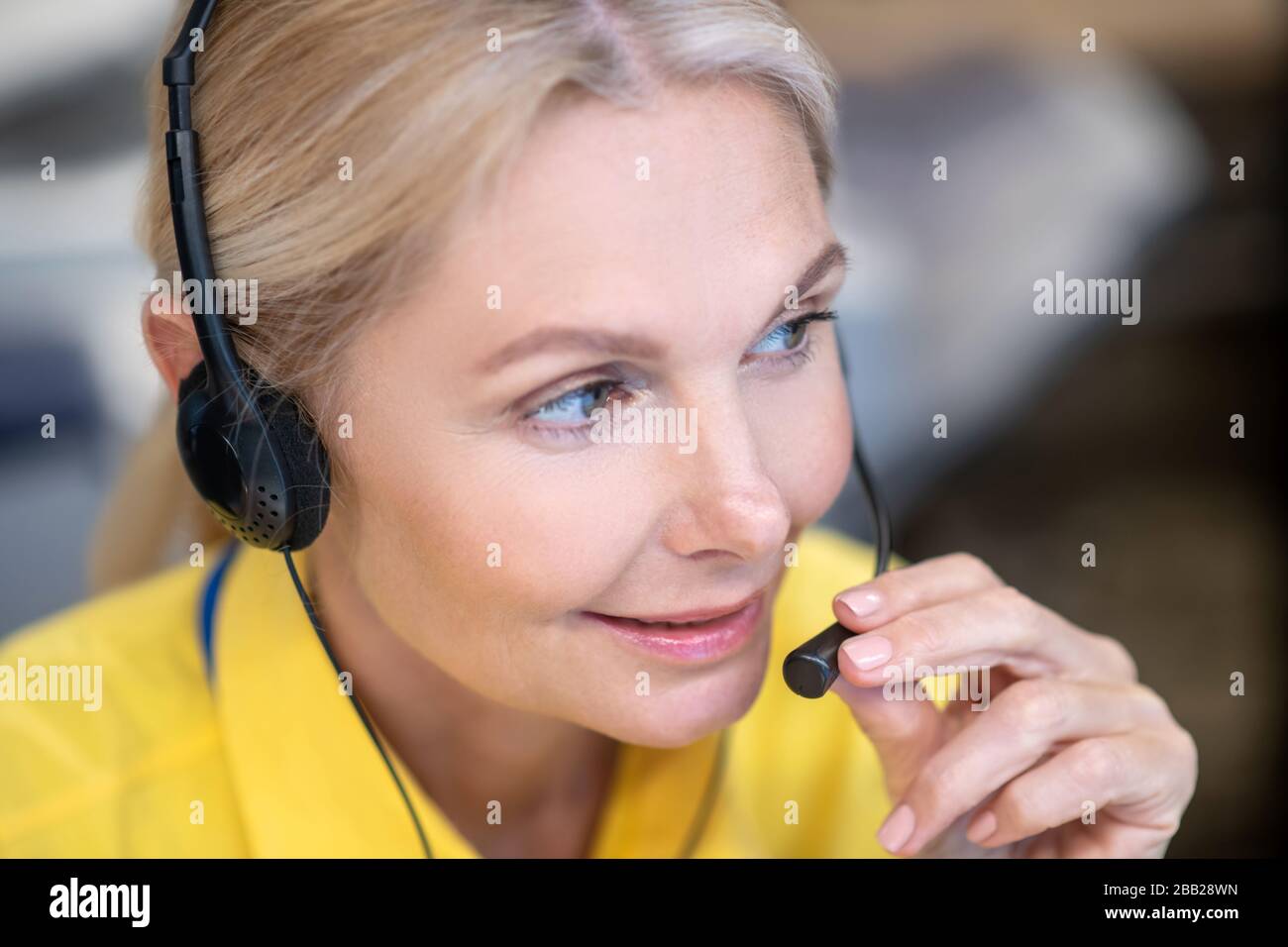 Speaking woman wearing yellow hi-res stock photography and images - Alamy