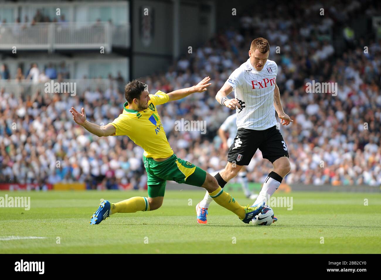 Norwich City's Robert Snodgrass (left) and Fulham's John Arne Riise battle for the ball Stock Photo