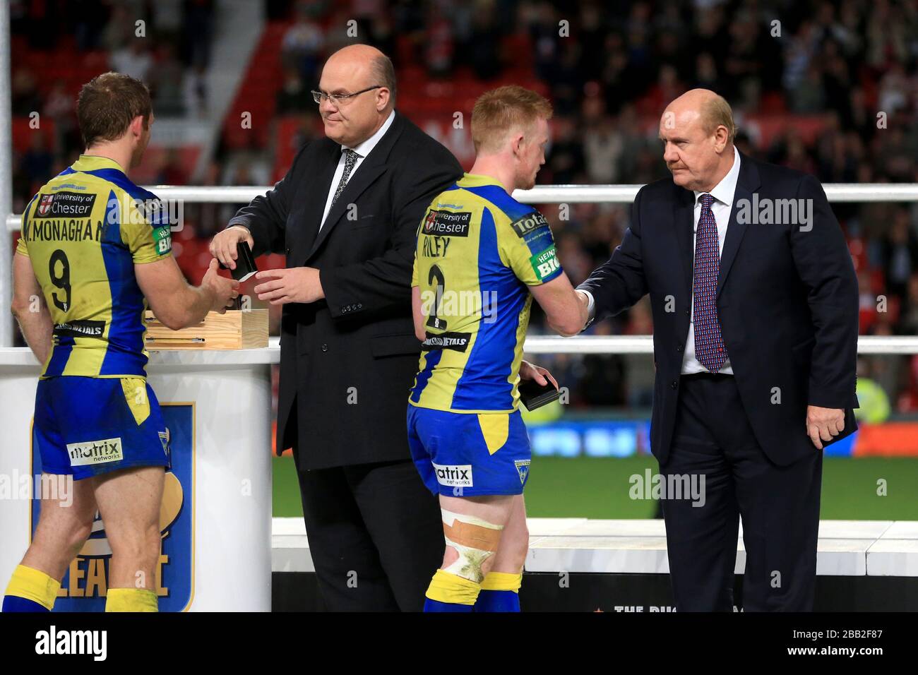 Warrington Wolves' Chris Riley (centre) shakes the hand of Brian Barwick (right) as the players collect their losers medals Stock Photo