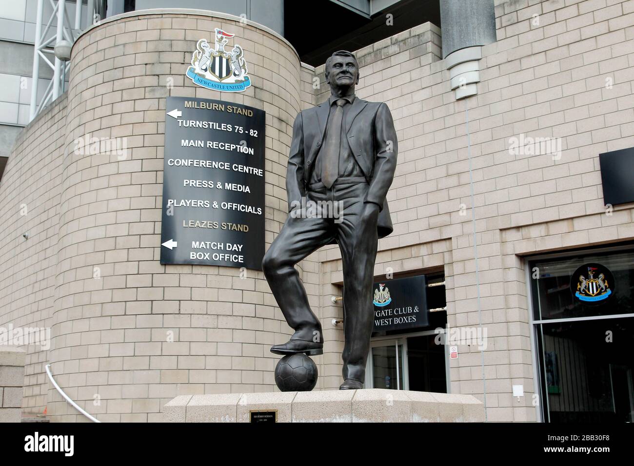 Sir bobby robson statue outside st james park hires stock photography