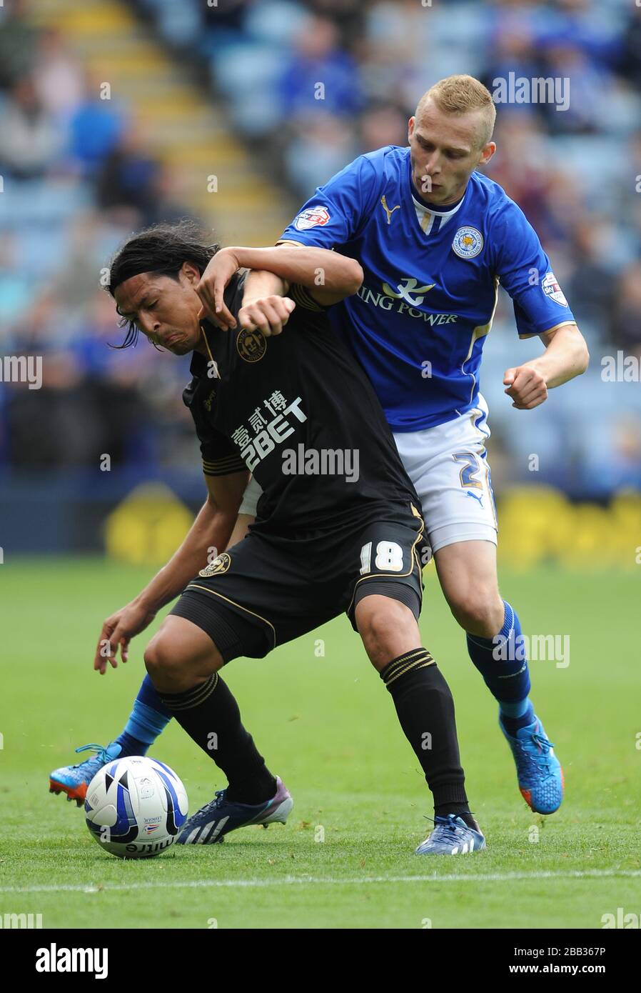 Leicester City's Ritchie De Laet (right) and Wigan Athletic's Roger Espinoza (left) battle for the ball Stock Photo