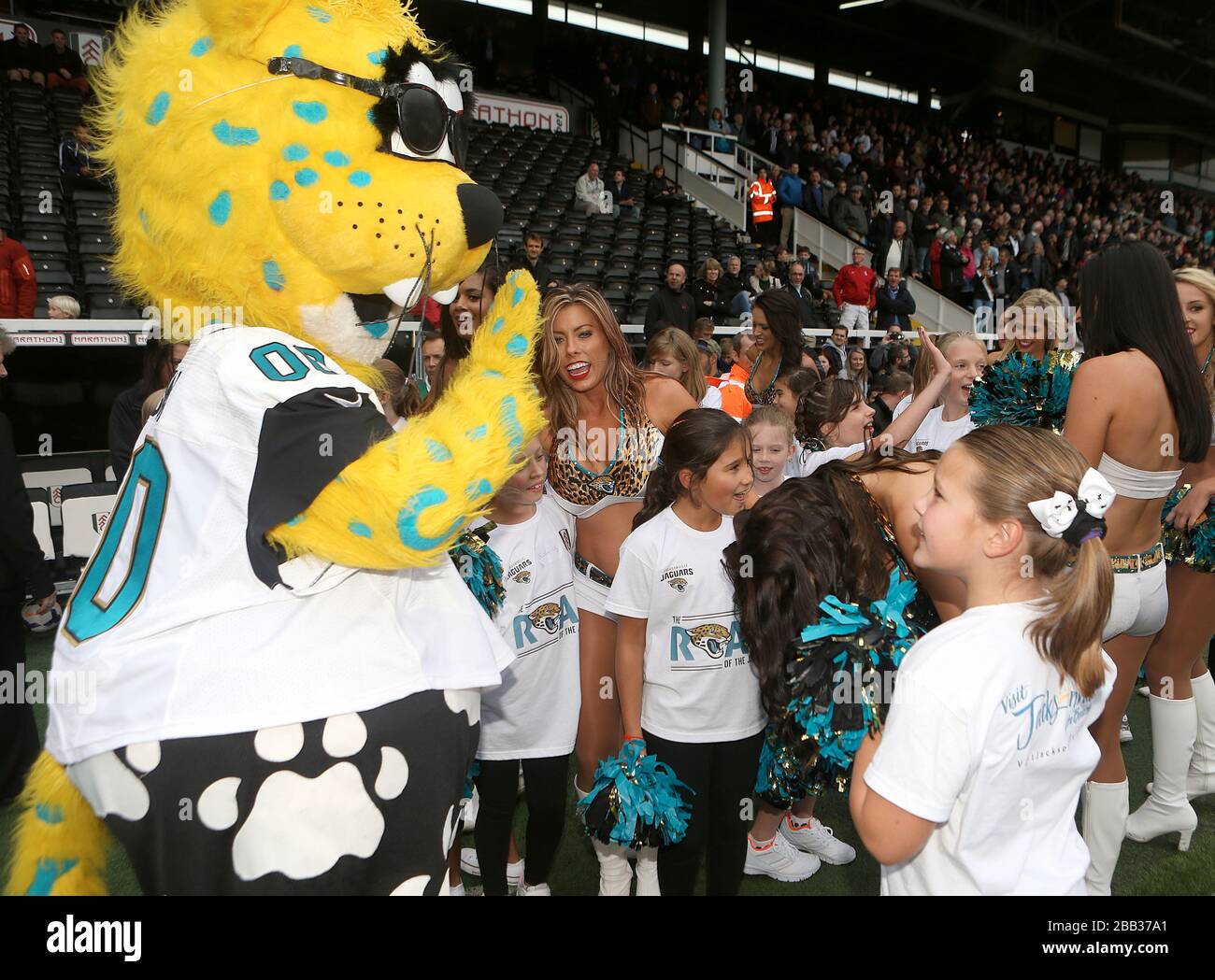 Jacksonville Jaguars' mascot Jackson de Ville with competition winners and cheerleaders at half-time Stock Photo