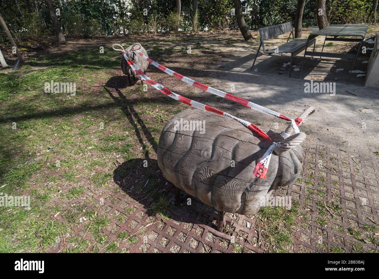 Wien, Maßnahmen gegen die Ausbreitung des Coronavirus, gesperrter Spielplatz - Vienna, action against the spread of Corona Virus, closed playground Stock Photo