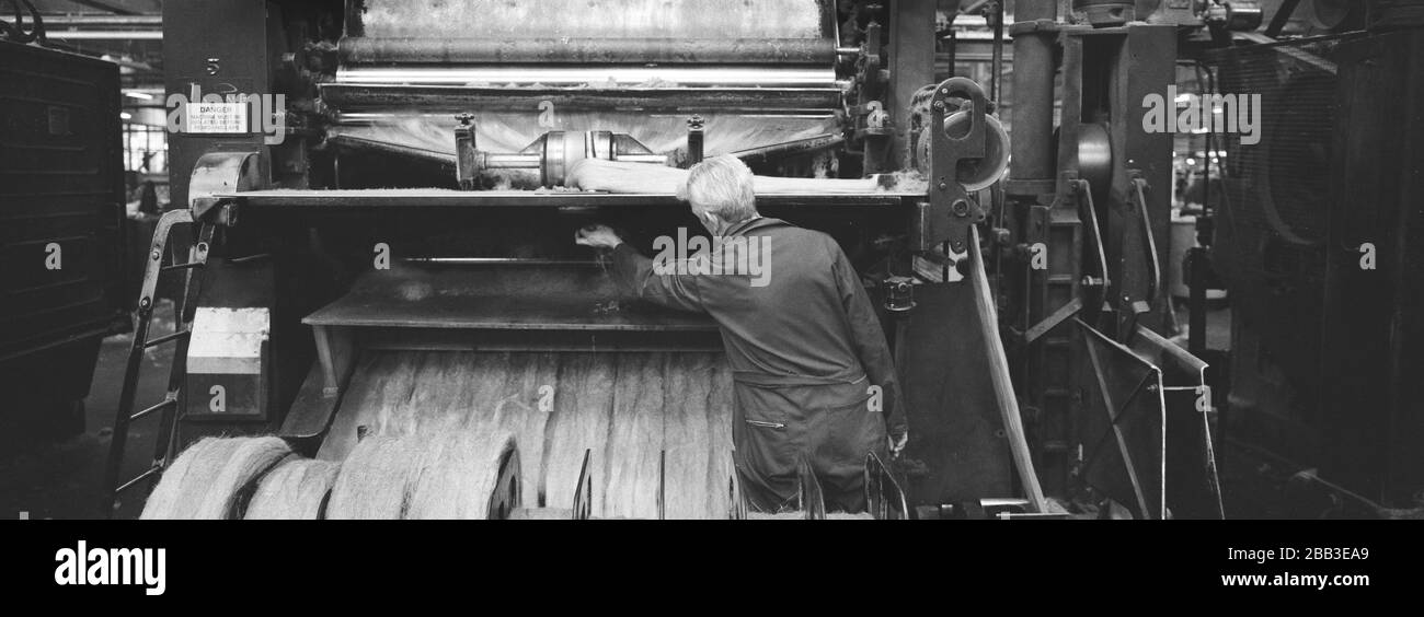 A worker checking a machine at Tay Spinners mill in Dundee, Scotland. This factory was the last jute spinning mill in Europe when it closed for the final time in 1998. The city of Dundee had been famous throughout history for the three 'Js' - jute, jam and journalism. Stock Photo
