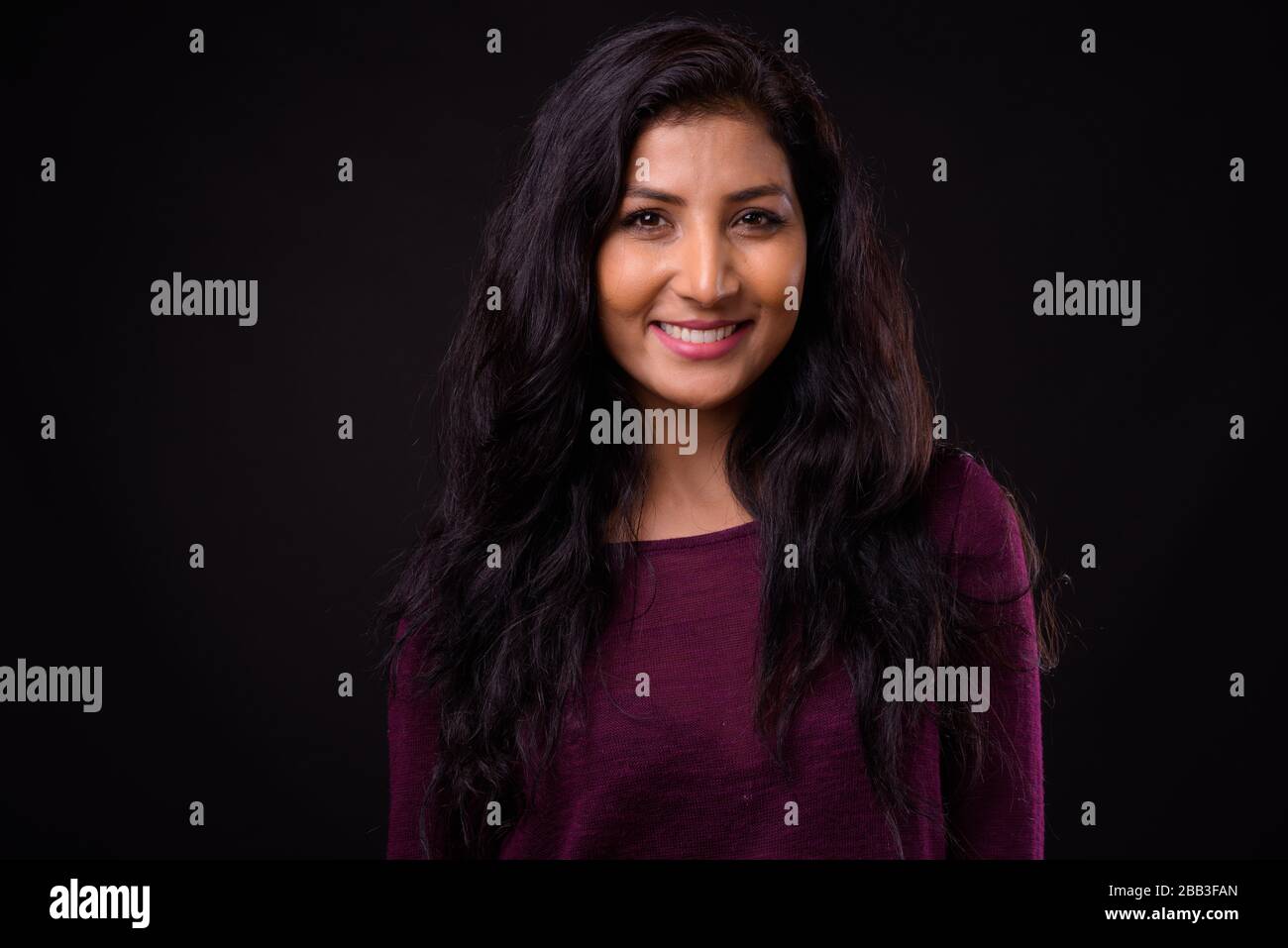 Smiling beautiful young indian hi-res stock photography and images - Alamy